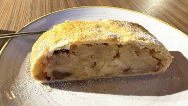 Lezzetli elmalı turta, çıtır kraker ve tabakta tatlı dolma.