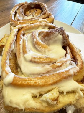 Lezzetli ev yapımı tarçınlı rulo kremalı krema..