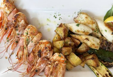 Karides kalamar ve kızarmış sebzeli ızgara deniz ürünleri tabağı..