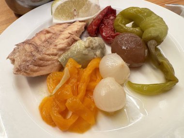 Türlü sebze turşusu ve limonlu balık filetosu..