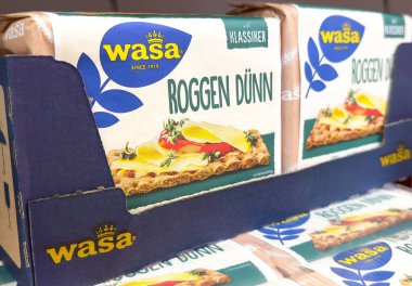 Dükkanda peynirli ve domatesli çıtır ekmek paketi.