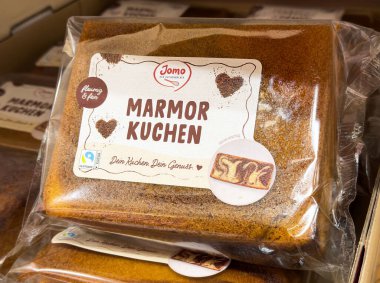 Alman pastanesinde etiketli paketlenmiş mermer pasta..