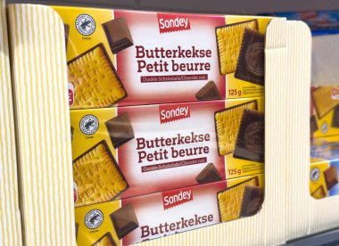 Dükkanda sergilenen çikolatalı bisküviler..