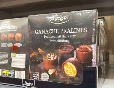 Marketteki raflarda lezzetli trüf mantarları bulunan lüks ganache pralinleri.