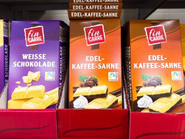 Süpermarket raflarında sergilenen yüzgeçli çikolata çeşitleri.