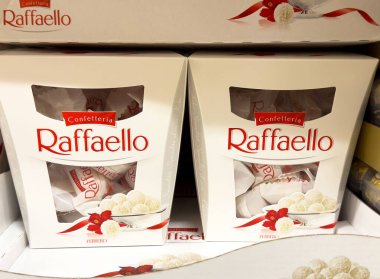 Raffaello şeker kutuları marketteki raflarda sergileniyor..