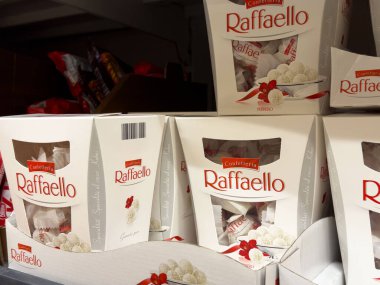 Raffaello ferrero kutuları kırmızı ve beyaz ambalajlı raflarda sergileniyor.