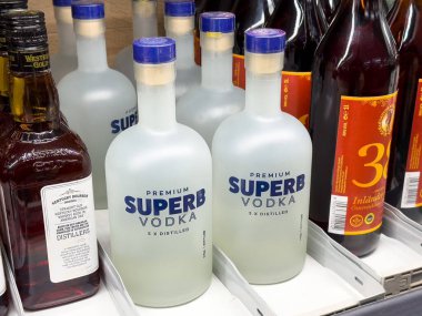 Dükkanda votka ve içki şişeleri var..