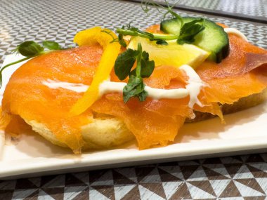 Krem peynirli ve taze sebzeli lezzetli füme somon simidi..