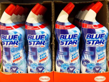 Kırmızı kapaklı karton kutuda mavi yıldız temizleme jeli şişeleri.