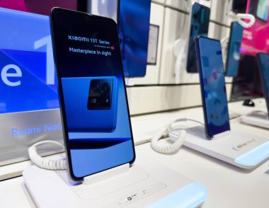 Xiaomi 13t serisi elektronik mağazasında akıllı telefon görüntüsü.