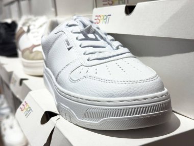 Ayakkabı mağazasının rafında beyaz deri ayakkabılar..