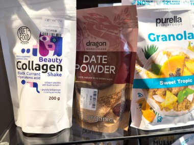 Rafta kolajen shake, hurma tozu ve granola kesesi içeren süper yiyecek ürünleri var..