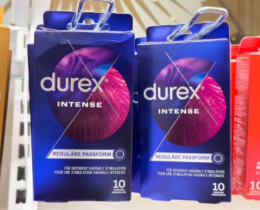 Dükkanda Durex yoğun prezervatif ambalajlama görüntüsü.