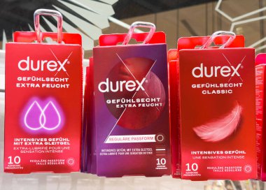 Durex prezervatifleri ekstra nemli ve Alman ambalajında klasik seçenekler sunar.