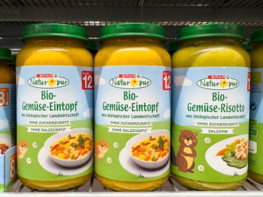 Renkli etiketli organik sebze güveci ve risotto kavanozları..