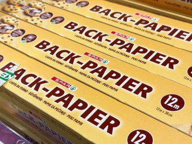 Mağazada kağıt kaplama kağıt ruloları.