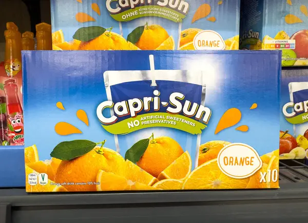 Capri-sun portakal suyu, içinde yapay tatlandırıcılar ve koruyucular olmayan bir kutu..
