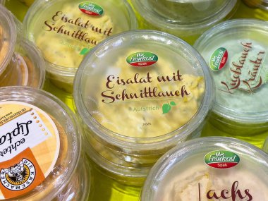 Çeşitli Alman ürünleri etiketli çeşitli tatlar içeren kaplarda yayılıyor..