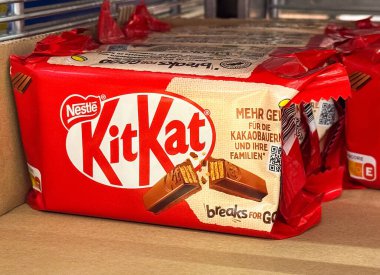 Dükkanda Almanca metin sergilenen Nestle Kitkat çikolata paketi.