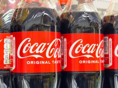 Kırmızı etiketli Coca-Cola şişeleri ve beslenme bilgileri görüntülendi.