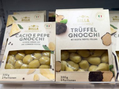 Sergide farklı aromalı İtalyan gnocchi paketlerinin çeşitliliği.