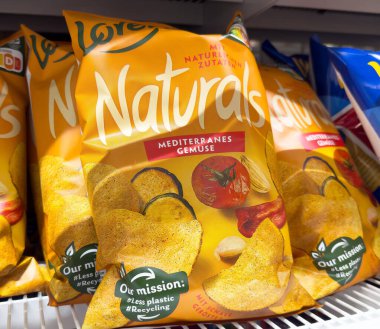 Markette Akdeniz sebze cipsleri için abur cubur paketi.