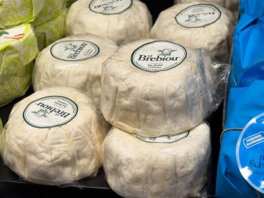 Le brebiou peynir tekerlekleri siyah yüzeyde sergilenir.