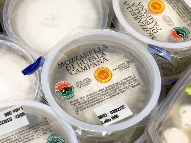 Mozzarella di bufala kampana peyniri otantik İtalyan süt ürünleri paketlendi.