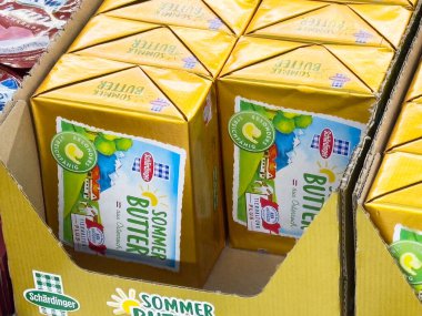 Marketteki karton kutuda sommer tereyağı paketleme görüntüsü.