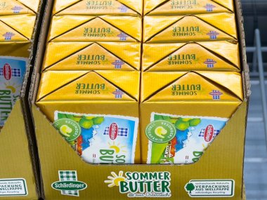 Avusturya tereyağı ambalajı market vitrininde.