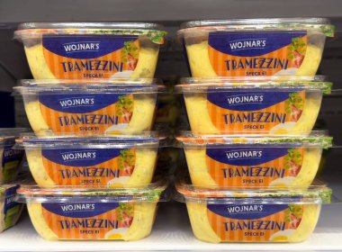 Wojnar 'ın tramezzini tanecikleri ve yumurta kapları süpermarketin rafında..