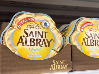 Saint Albray Dev peynir paketi markette.