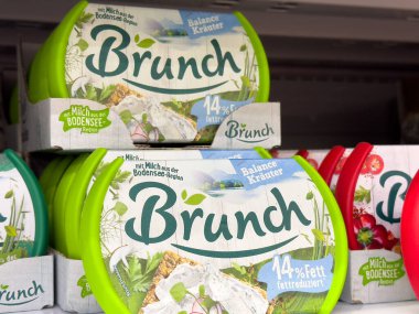 Brunch dengesi kruter süpermarket buzdolabı rafında sergileniyor.