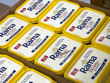 Karton kutuda Rama margarin paketleme.