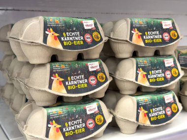 Organik yumurtalar, ekolojik ambalajda depolanan raflarda..