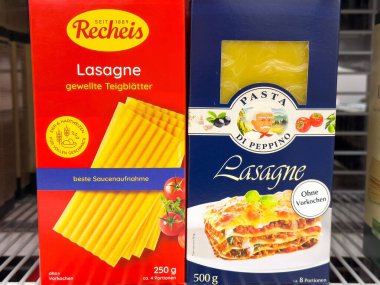 Lazanya ambalajlama karşılaştırması: mağaza rafında reçine ve makarna di peppino.