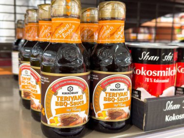 Kikkoman teriyaki bbq sos şişeleri rafta.