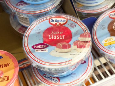 Dr. Oetker şekerli punç aromalı dondurucu süpermarket vitrininde.