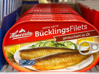 Konserve fileto yağlı ve rafta salatalıklar var..