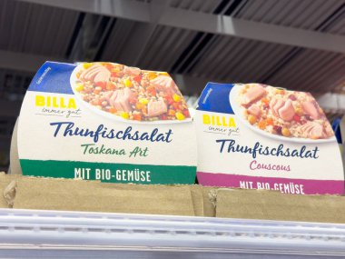Süpermarket koridorunda organik sebzeli ton balığı salatası paketi..