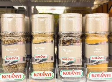 Rafta kimyon karanfilli baharat kavanozları var..