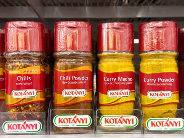 Biber ve köri tozu raflarda..