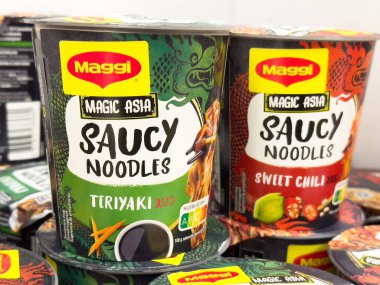 Maggi soslu erişte çeşitleri - teriyaki ve tatlı biber aromalı fincanlar..