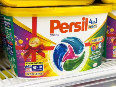 Persil 4in1 çamaşır diskleri mağaza rafındaki sarı kabın içinde..