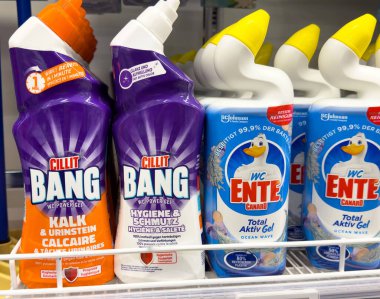 Temizleme ürünleri görüntüleme: cillit bang ve wc ente toplam aktiv jeli mağaza rafında.