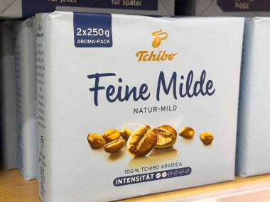 Tchibo feine hafif doğal kahve paketi rafta sergileniyor.