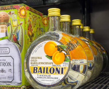 Likör dükkanında sergilenen kayısı likörü şişeleri..