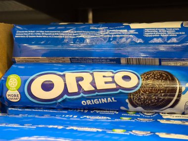 Süpermarkette kakao hayat etiketli oreo orjinal ambalajın yakın çekimi.