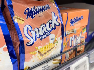 Çeşitli atıştırmalık mini paketler ve mağaza rafında waffle paketleri.